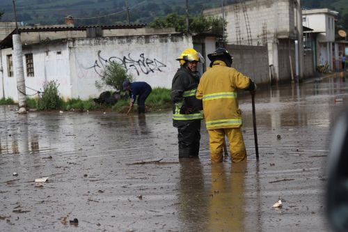 Desbordamiento del río Mazacalco afecta a 45 viviendas en Santiago Tianguistenco
